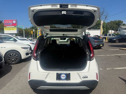 Used 2023 Kia Soul LX w/ LX Technology Package FWD image 5