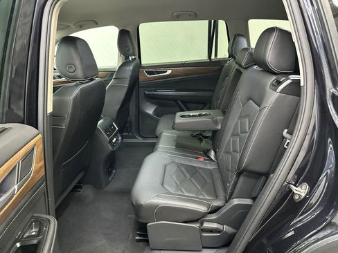 Used 2025 Volkswagen Atlas SE image 23