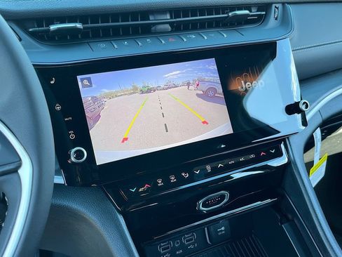 New 2026 Jeep Grand Cherokee Altitude image 14