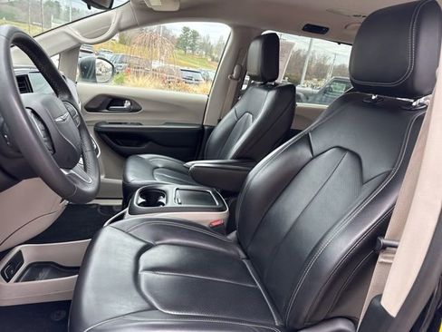 Used 2023 Chrysler Pacifica Touring-L image 28