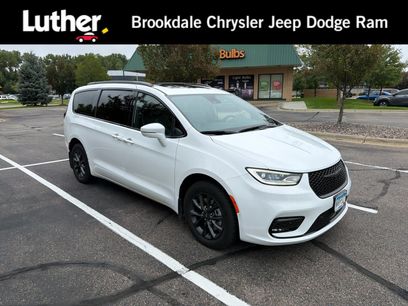 Used 2021 Chrysler Pacifica Limited w/ Uconnect Theater Family Group