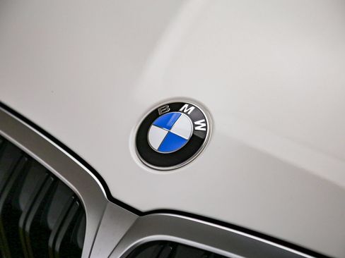 Used 2026 BMW 330i Sedan w/ Premium Package RWD image 9