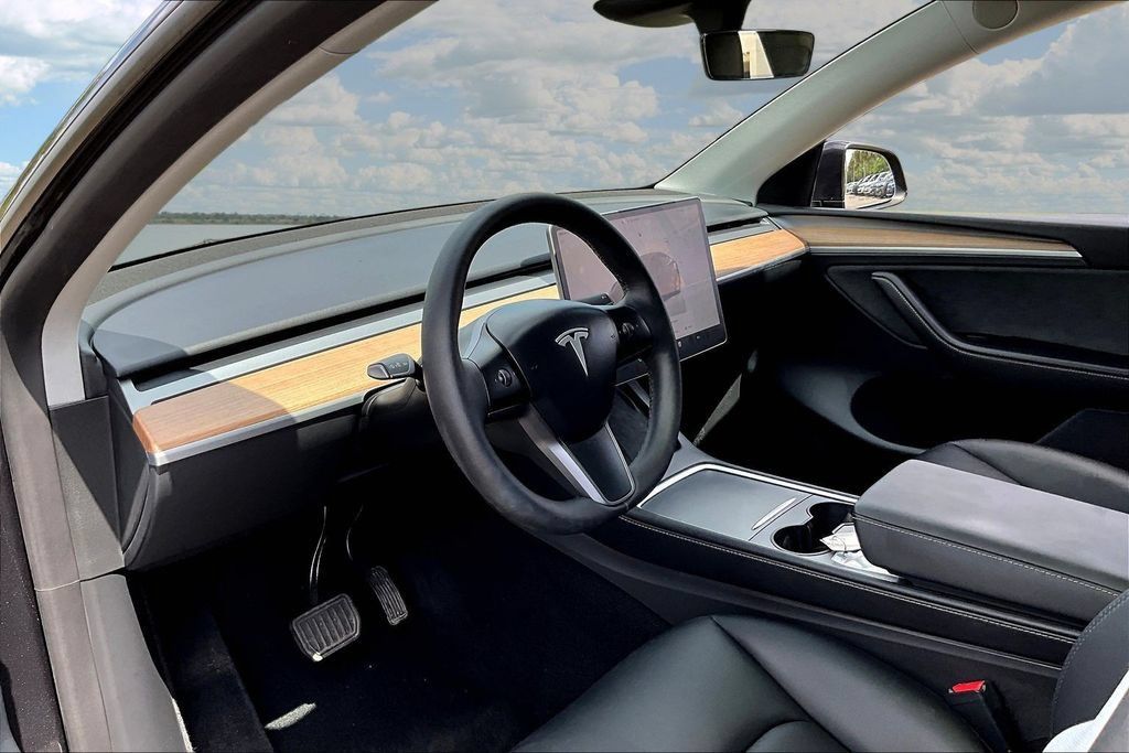 Used 2024 Tesla Model Y Long Range AWD/4WD image 17