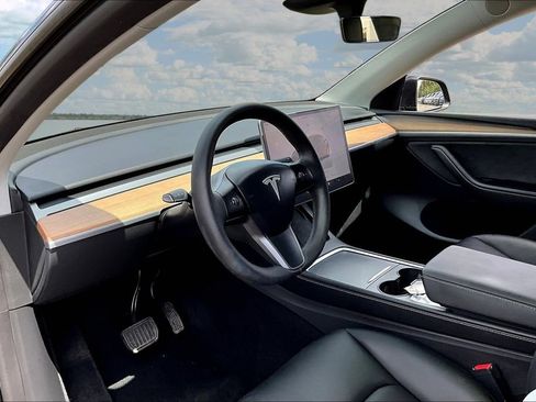 Used 2024 Tesla Model Y Long Range AWD/4WD image 17