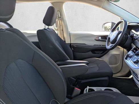 Used 2022 Chrysler Voyager LX image 21