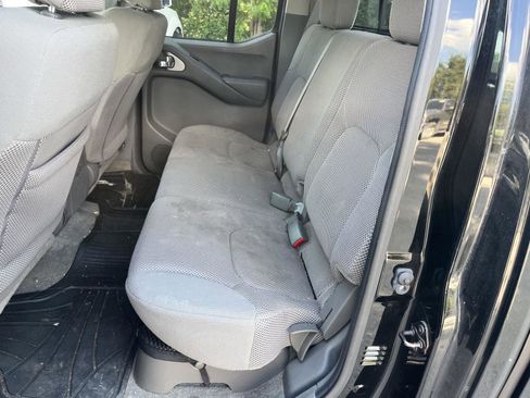 Used 2015 Nissan Frontier SV w/ SV Value Truck Package AWD/4WD image 12