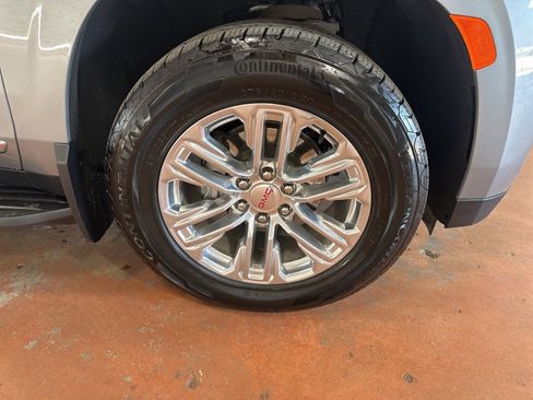 Used 2024 GMC Yukon XL SLT w/ SLT Luxury Package image 10