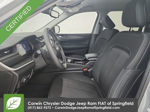 Used 2023 Jeep Grand Cherokee Laredo AWD/4WD image 18