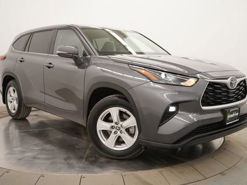 Used 2025 Toyota Highlander LE AWD/4WD image 3