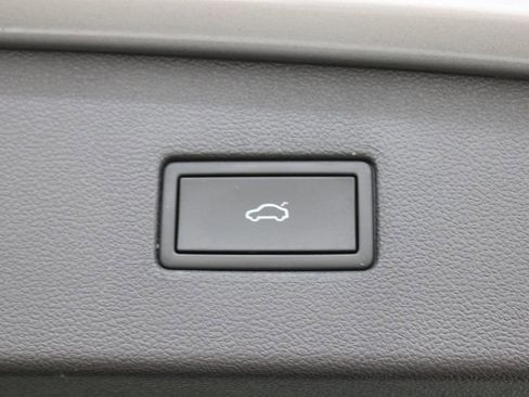 Certified 2022 Volkswagen Tiguan SE R-Line image 30