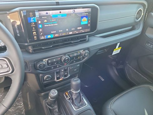 New 2025 Jeep Gladiator High Tide image 12