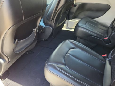 Used 2020 Chrysler Voyager Lxi FWD image 11