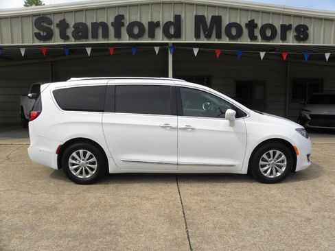 Used 2018 Chrysler Pacifica Touring-L w/ Advanced Safetytec Group FWD image 3