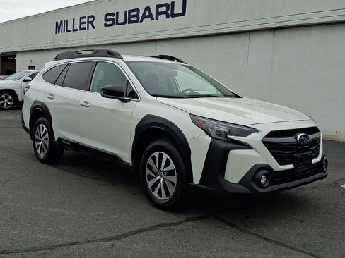 Certified 2025 Subaru Outback Premium AWD/4WD image 1