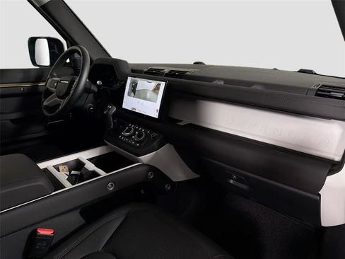 Certified 2025 Land Rover Defender 90 S AWD/4WD image 31