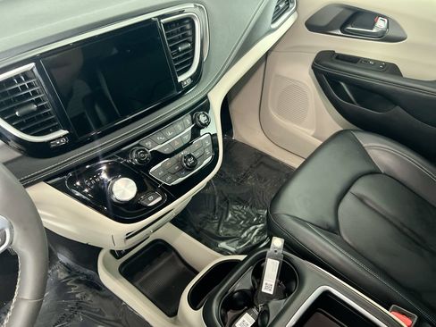 Used 2023 Chrysler Pacifica Touring-L FWD image 23