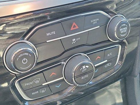 Used 2017 Chrysler 300 Limited w/ Value Package image 29