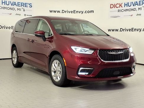 Used 2023 Chrysler Pacifica Touring-L AWD/4WD image 3
