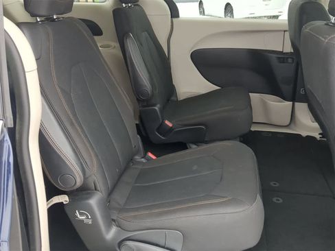 Used 2017 Chrysler Pacifica Touring image 27