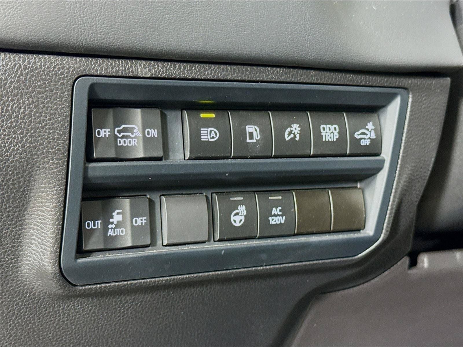 Used 2024 Toyota Sequoia Platinum AWD/4WD image 7
