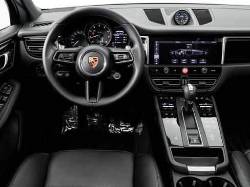 Certified 2026 Porsche Macan AWD/4WD image 22