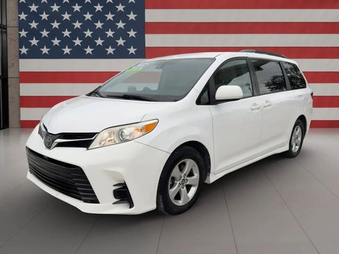 Used 2018 Toyota Sienna LE image 1