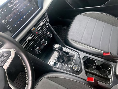 Used 2022 Volkswagen Taos SE w/ Panoramic Sunroof Package image 19