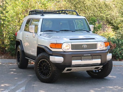 Used 2007 Toyota FJ Cruiser 4WD image 2
