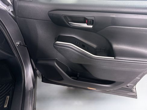 Used 2021 Toyota Highlander XLE image 34