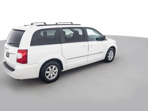 Used 2013 Chrysler Town & Country Touring FWD image 5