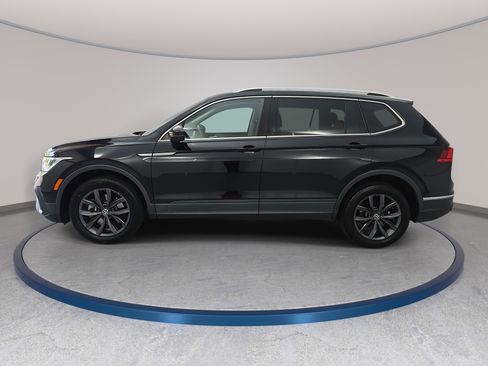 Used 2022 Volkswagen Tiguan SE w/ Panoramic Sunroof Package image 8