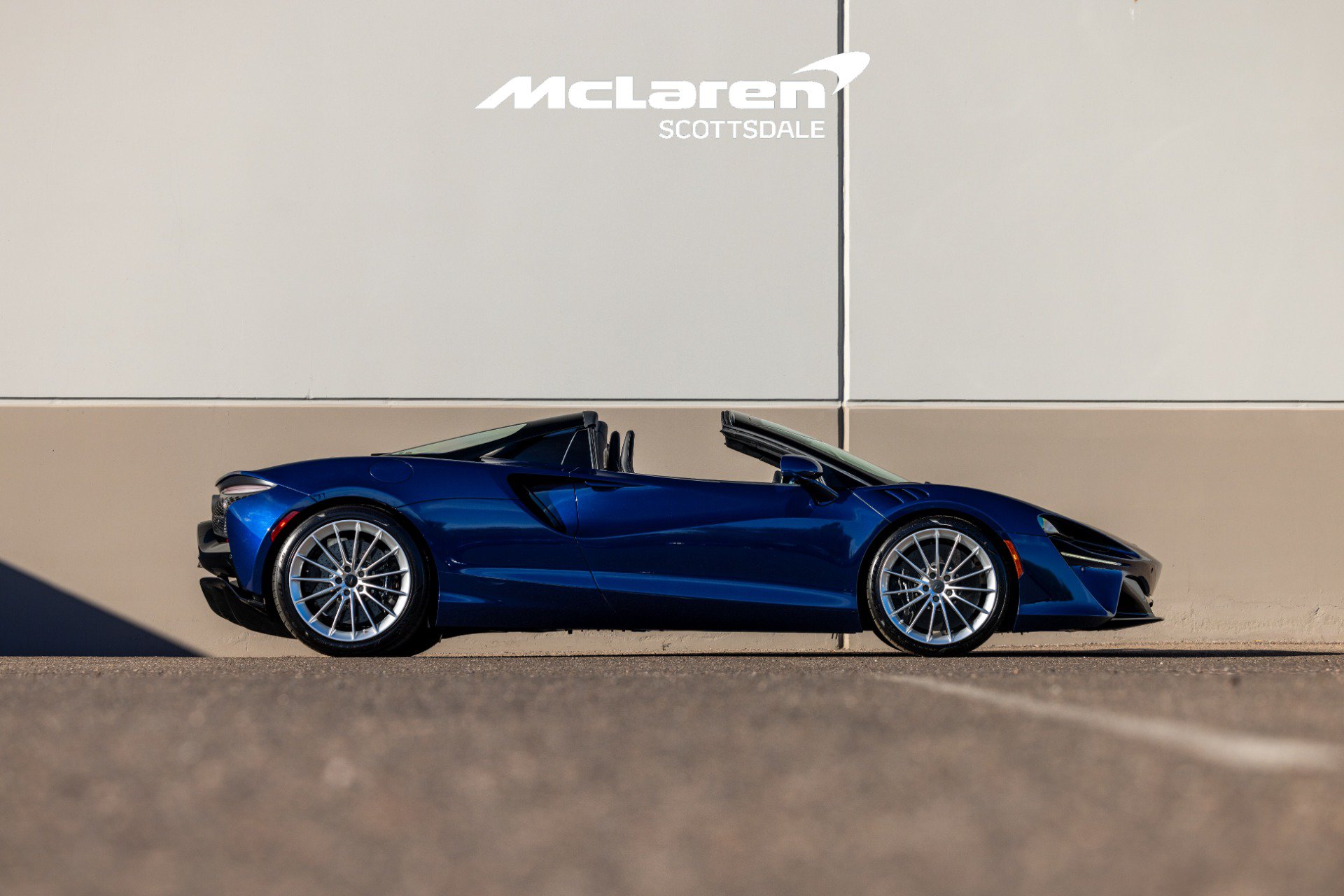 Used 2025 McLaren Artura Spider RWD image 11