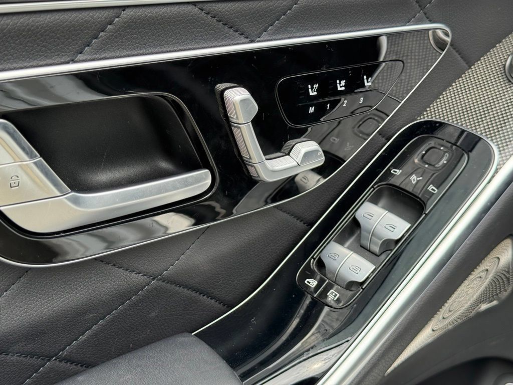 Used 2025 Mercedes-Benz S 580e 4MATIC Sedan image 19