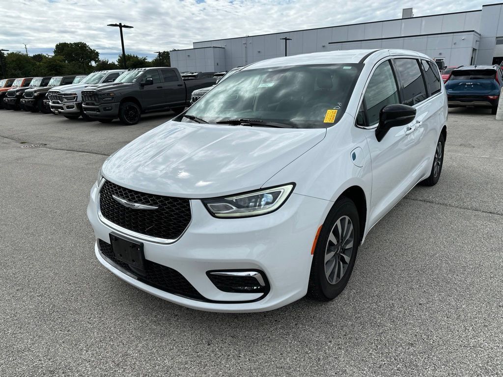Used 2024 Chrysler Pacifica Limited FWD image 2