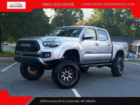 Used 2018 Toyota Tacoma SR5 RWD image 1