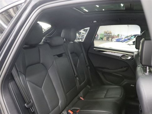 Used 2022 Porsche Macan AWD/4WD image 24