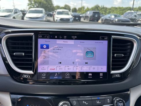 Used 2023 Chrysler Pacifica Touring-L FWD image 22