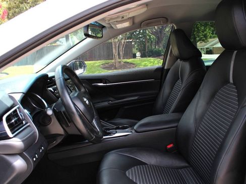 Used 2018 Toyota Camry SE w/ Convenience Package FWD image 10
