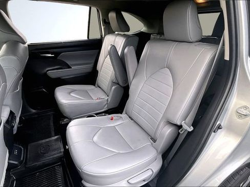 Used 2023 Toyota Highlander XLE image 24