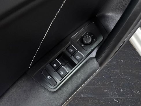 Used 2023 Volkswagen Tiguan SE R-Line image 28