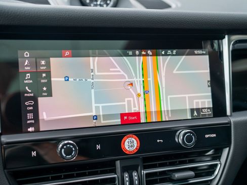 Certified 2025 Porsche Macan AWD/4WD image 16