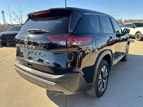 Used 2023 Nissan Rogue SV image 4