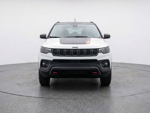Used 2025 Jeep Compass Trailhawk AWD/4WD image 2