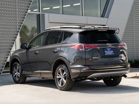Used 2018 Toyota RAV4 XLE AWD/4WD image 4