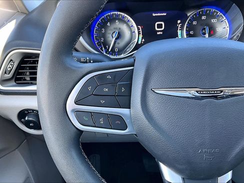 Used 2023 Chrysler Pacifica Touring-L image 23