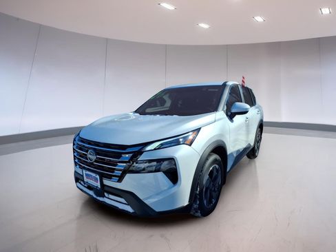 Used 2026 Nissan Rogue SV image 2