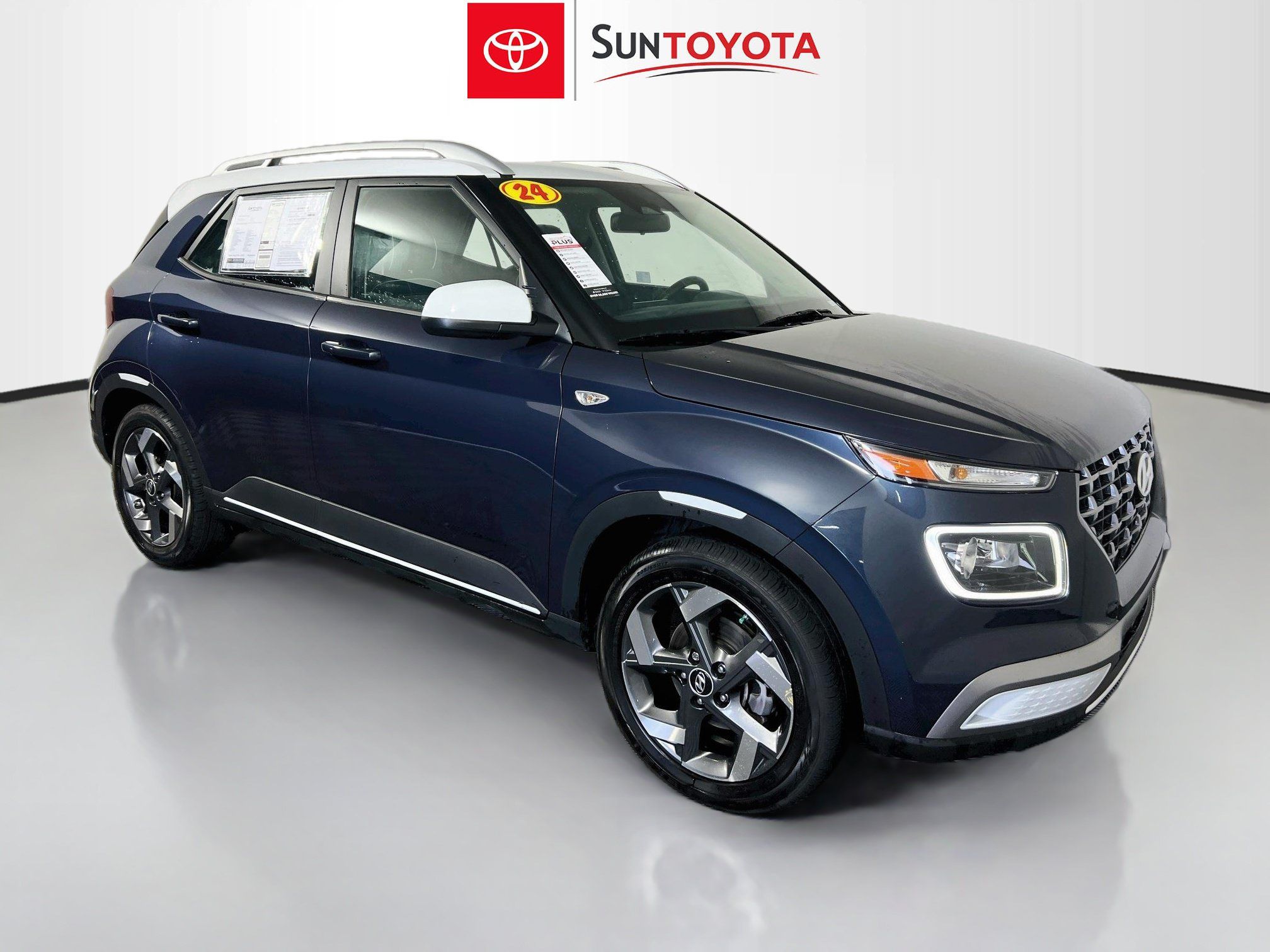 Used 2024 Hyundai Venue Limited FWD image 1