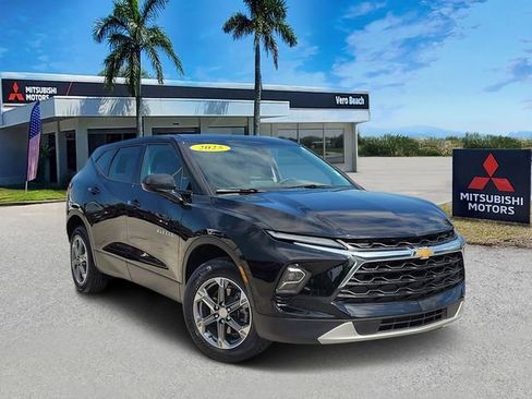 Used 2025 Chevrolet Blazer LT FWD image 1