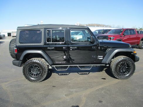 Used 2018 Jeep Wrangler Unlimited Sport image 3