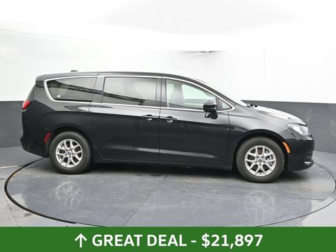 Used 2023 Chrysler Voyager LX FWD image 5